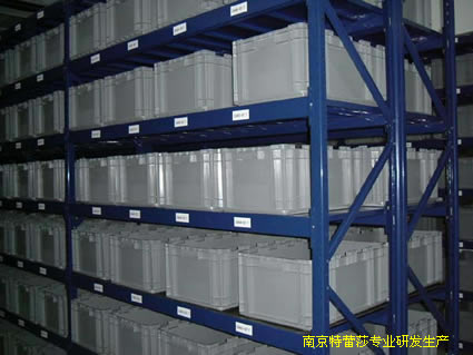 带附锨可堆式塑料周转箱在中量B货架的应用